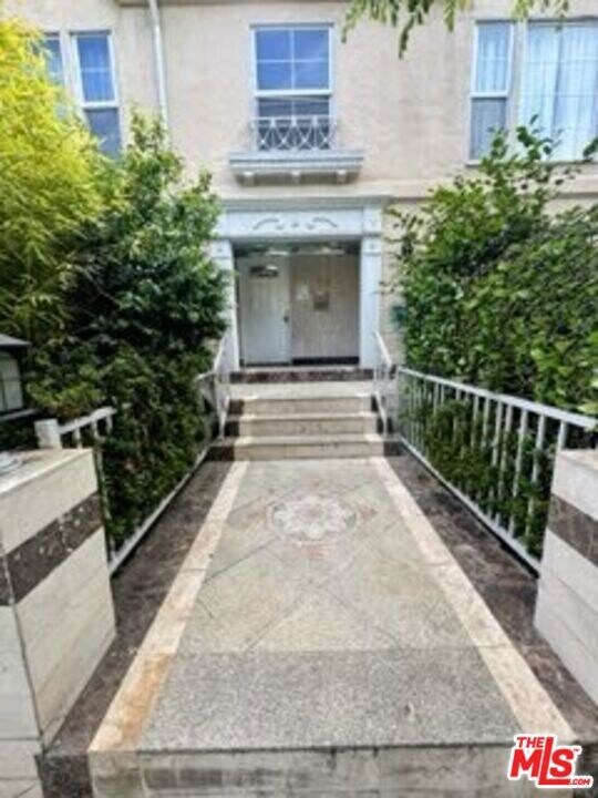 133 S Crescent Dr unit 10, Beverly Hills, CA 90212 - photo 4