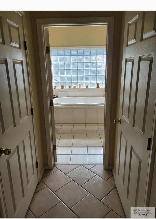 His/Hers walk-in Closets