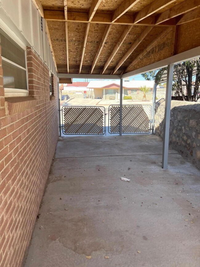 10204 Chinaberry Dr, El Paso, TX 79925 - photo 2