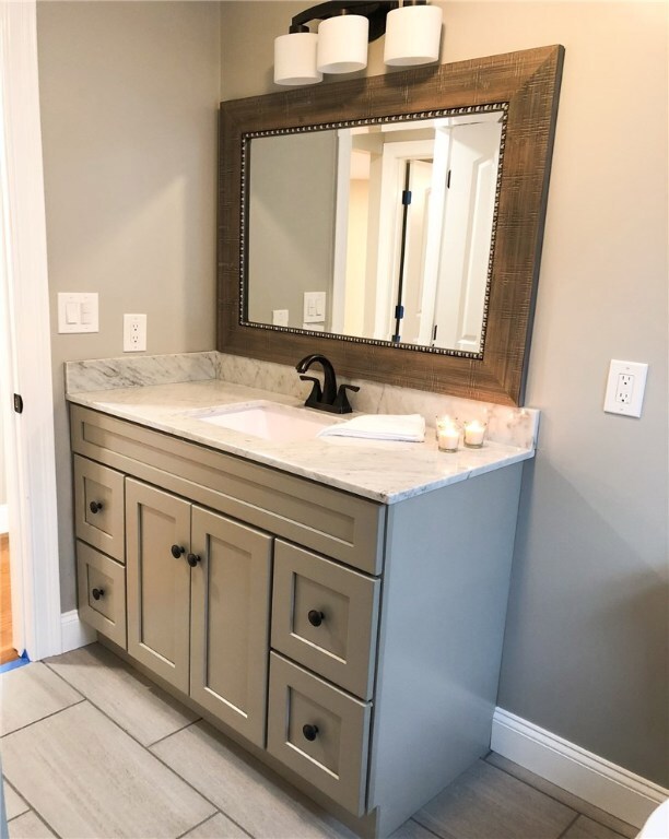 61 Columbine Ave, Pawtucket, RI 02861 - photo 2