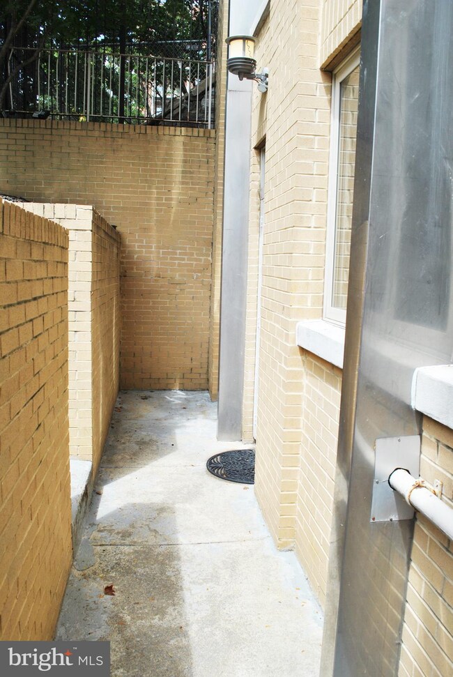 2363 Champlain St NW unit B, Washington, DC 20009 - photo 5
