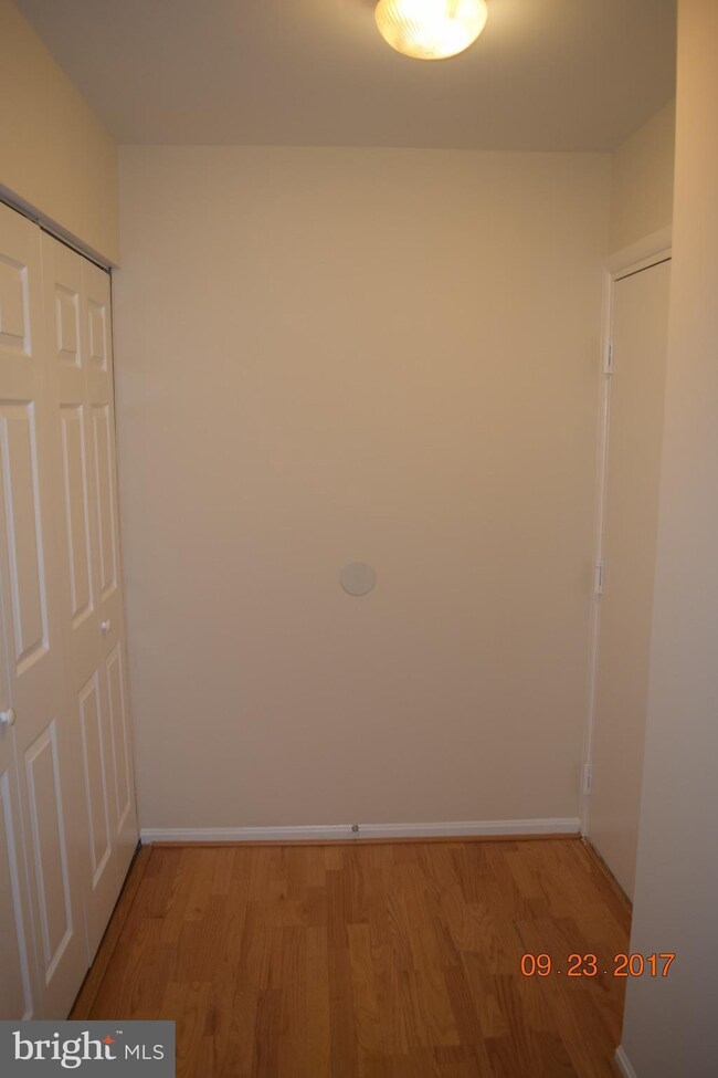 9810 Kingsbridge Dr unit 101, Fairfax, VA 22031 - photo 2