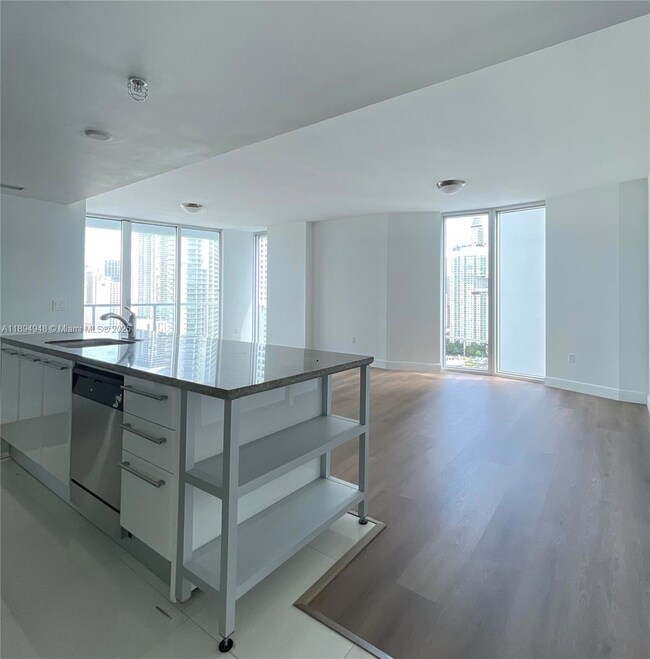 185 SW 7th St unit 2411, Miami, FL 33130 - photo 2