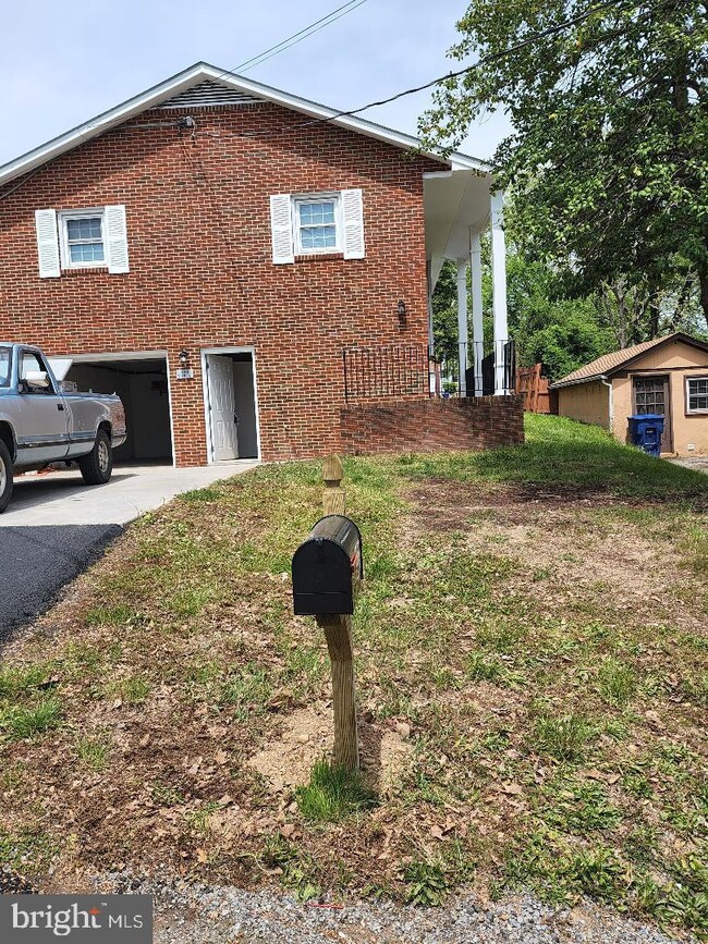121 W 11th St, Front Royal, VA 22630 - photo 2