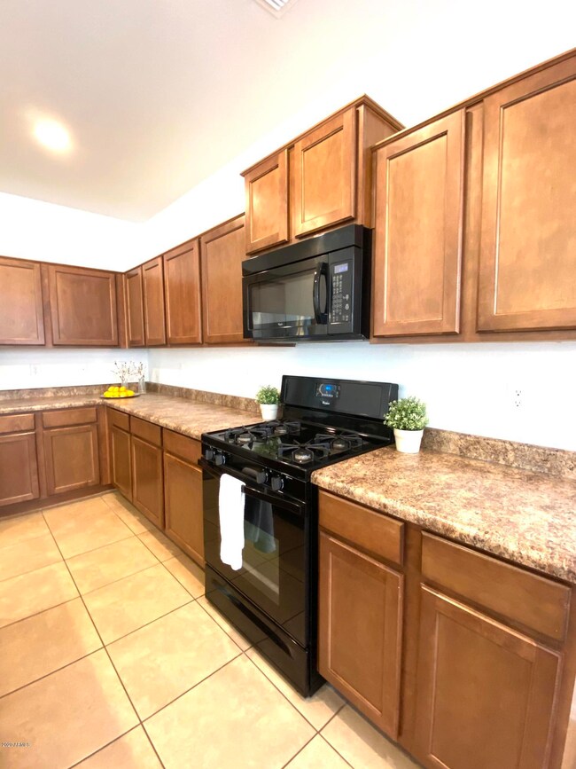 Gas Range & LOTS of Cabinets