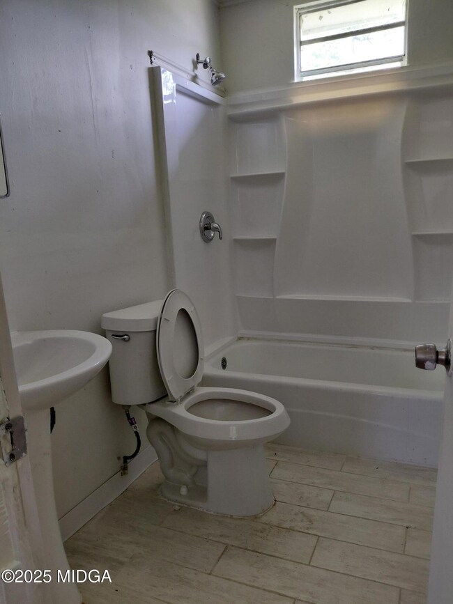 Right side unit bathroom 965