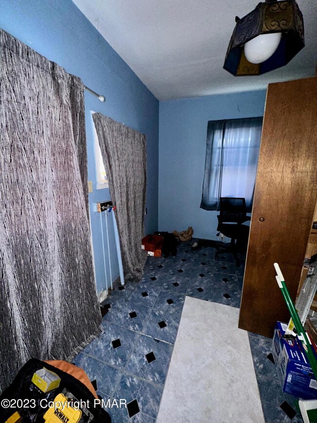 1142 Greenway Ave, Stroudsburg, PA 18360 - photo 6