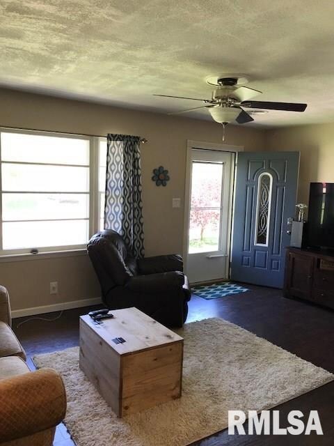 1323 W 38th Place, Davenport, IA 52806 - photo 4