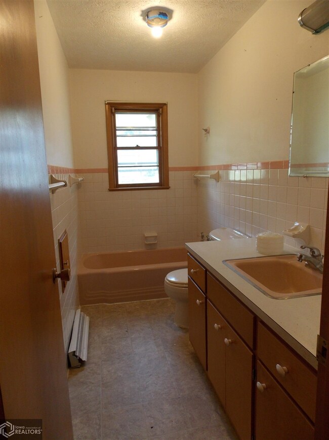 406 Hahn St, Audubon, IA 50025 - photo 5