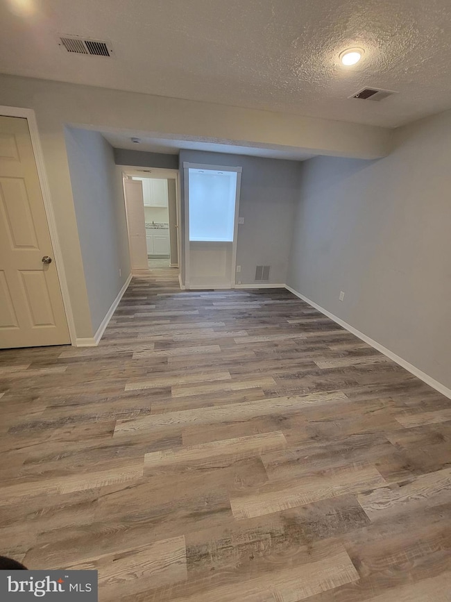 8417 Lazy Creek Ct, Springfield, VA 22153 - photo 4