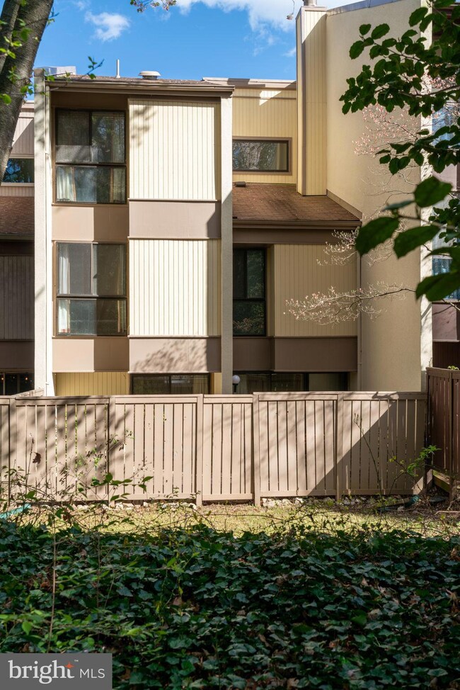 11681 Newbridge Ct, Reston, VA 20191 - photo 3