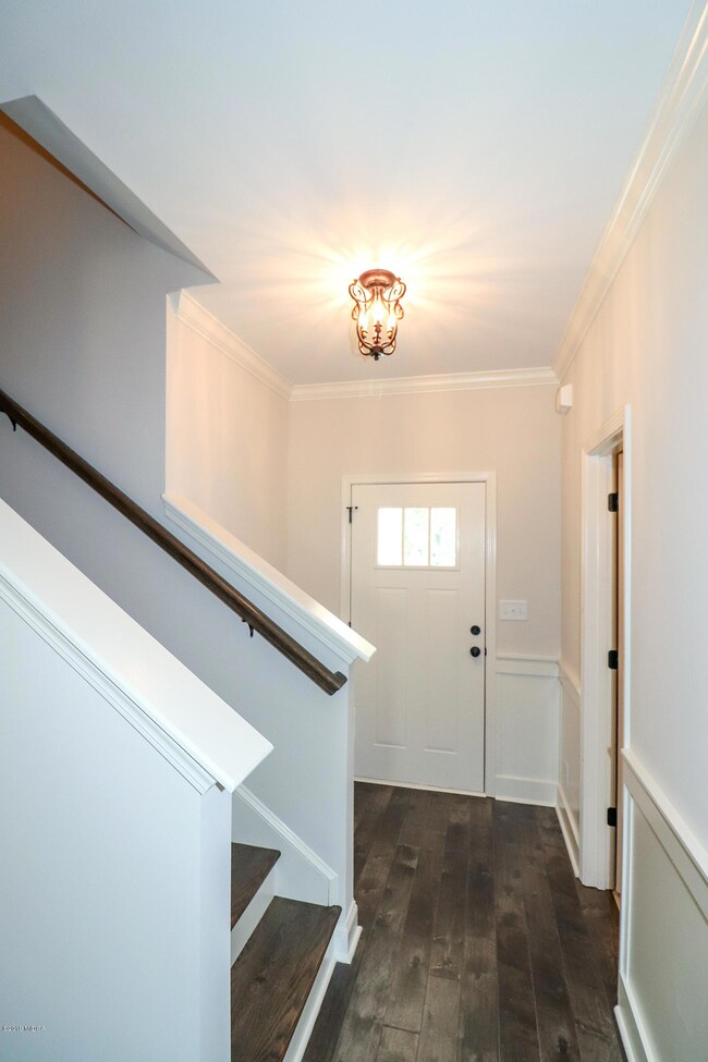 109 Back Cedar - Foyer 2