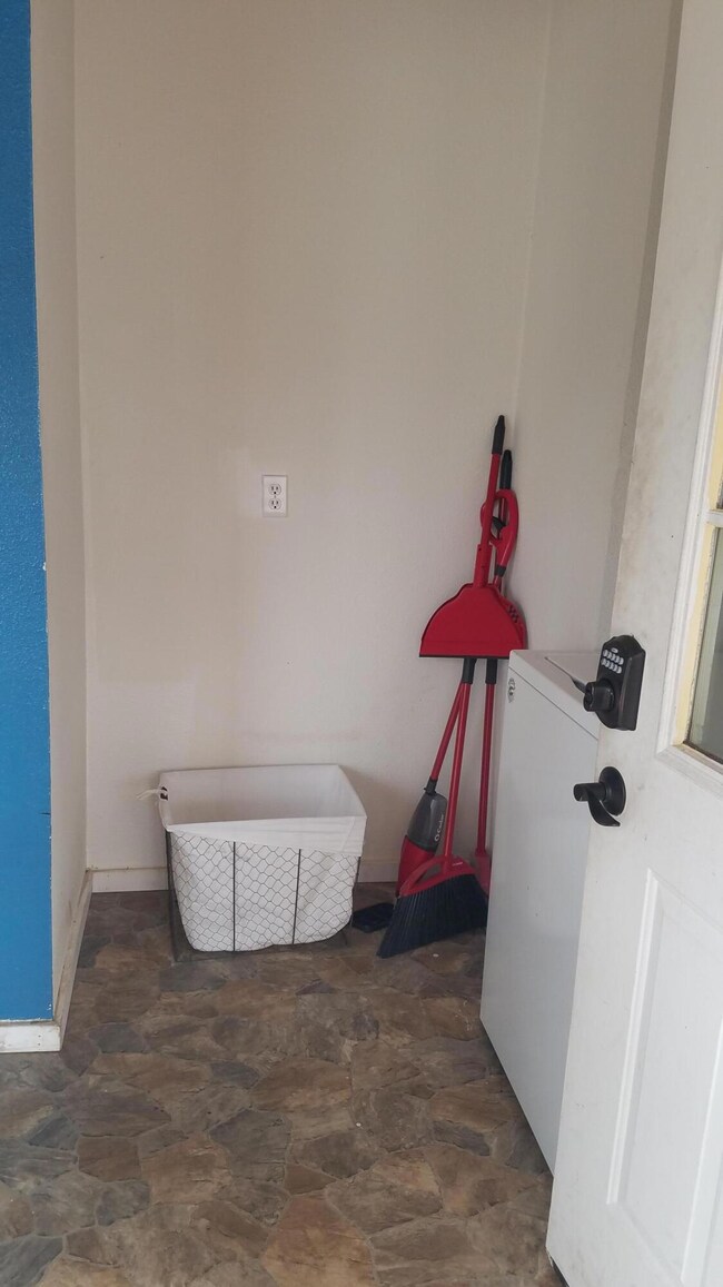 11427 Blackwell Rd unit 27B, Central Point, OR 97502 - photo 2