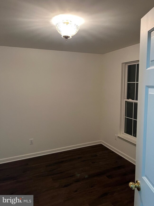 2548 Banshire Dr, Herndon, VA 20171 - photo 3