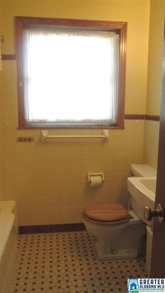 ceramic tile in excellent shape , tub/shower combo