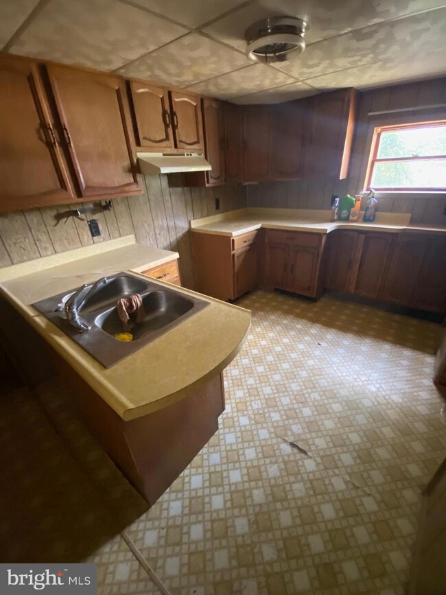 402 Winchester Ave, Moorefield, WV 26836 - photo 6