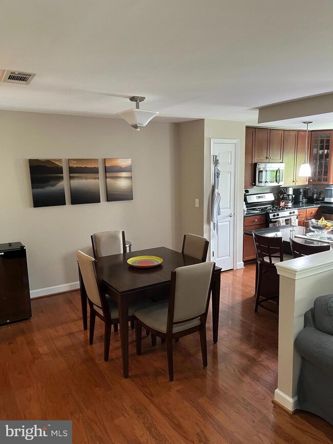 4081 S Four Mile Run Dr unit 401, Arlington, VA 22204 - photo 4