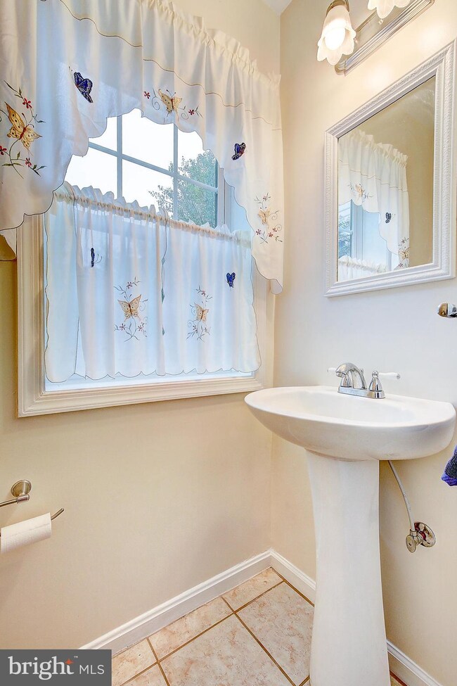 1477 Lowell Ct, Crofton, MD 21114 - photo 4