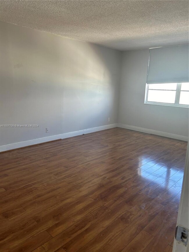 Aquasol unit 14P, Miami Beach, FL 33141 - photo 6