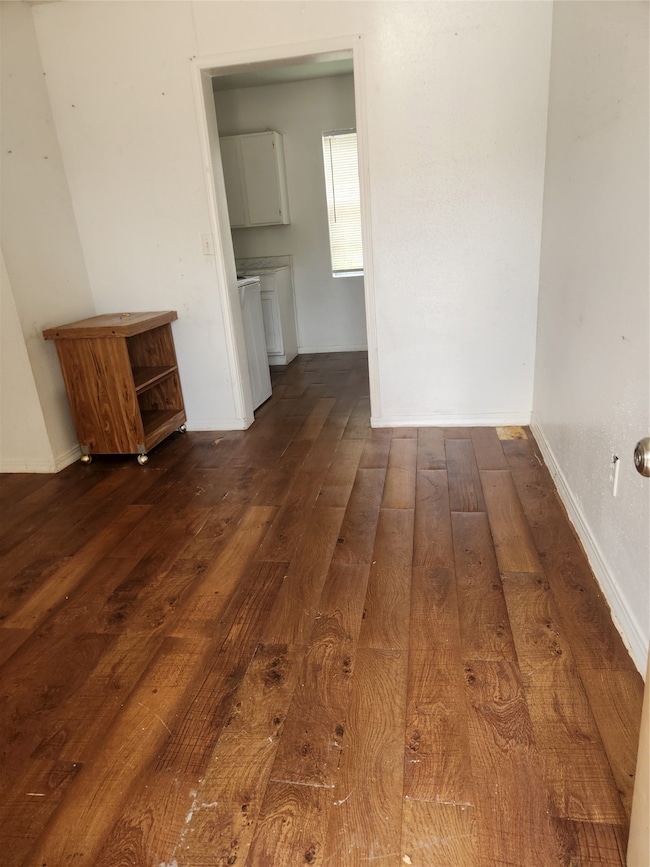 ENTRANCE TO LIVING ROOM. KITCHEN IN THE BACKGROUND