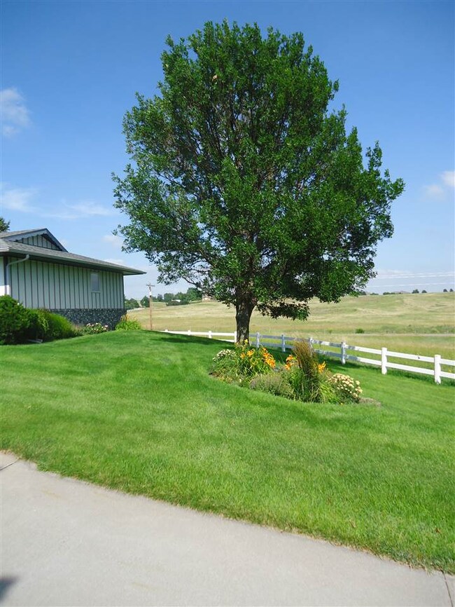 1521 E Skyline Dr, North Platte, NE 69101 - photo 3