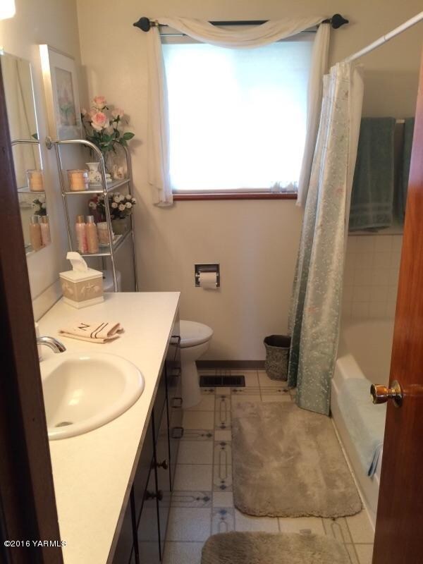 7901 Poplarview - bathroom 1-IMG_5987