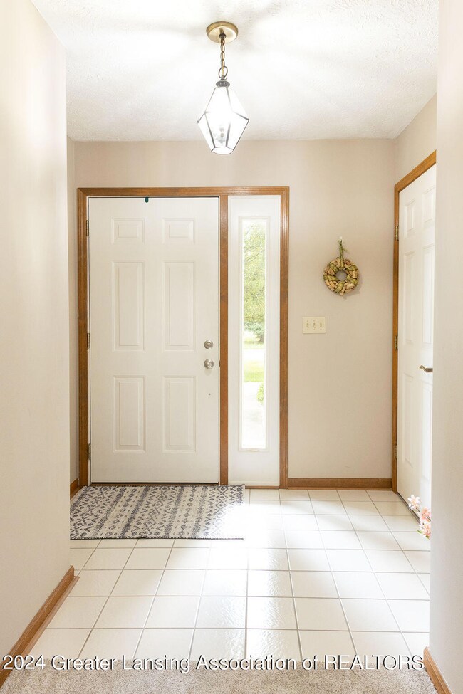 606 White Pine Blvd Entrance