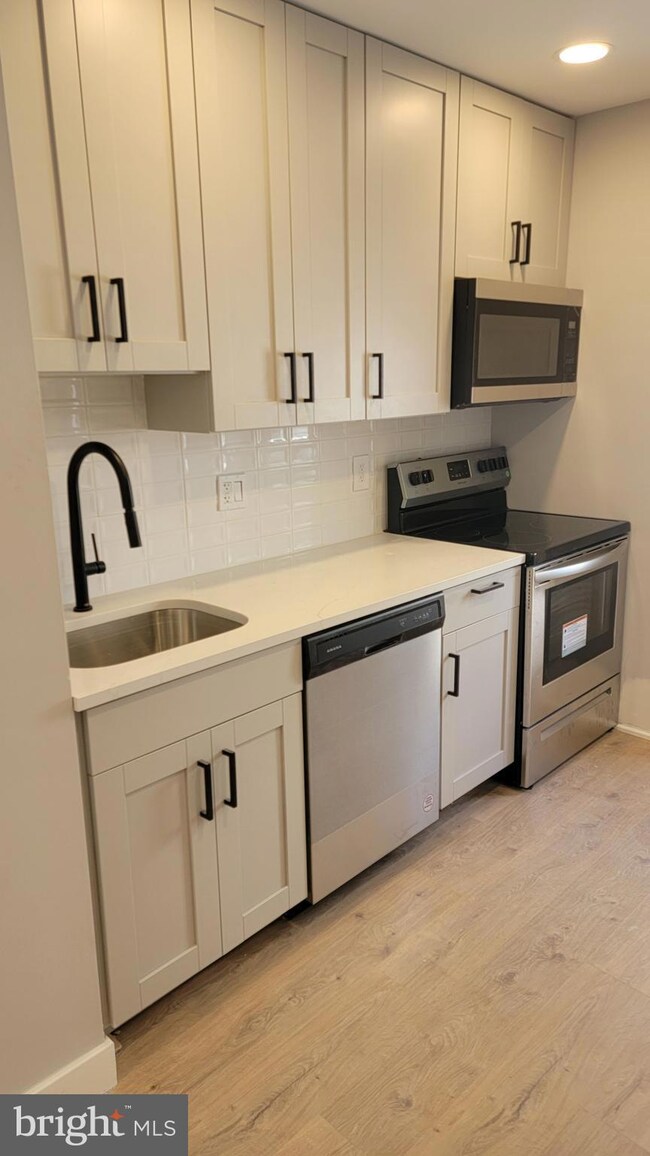 4663 Umbria St unit 1R, Philadelphia, PA 19127 - photo 3