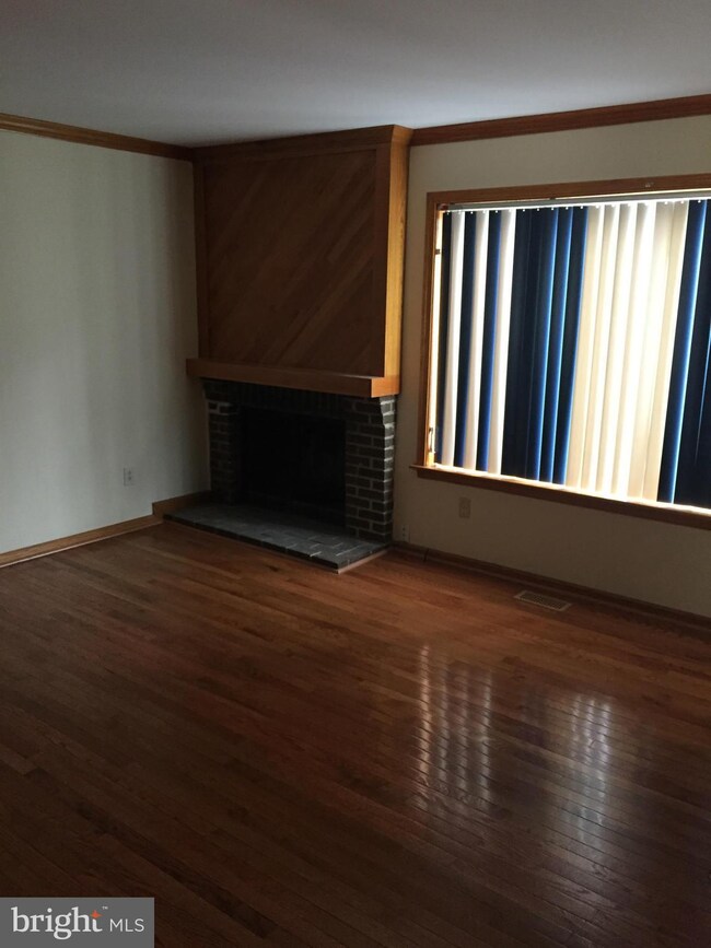 18437 Stone Hollow Dr, Germantown, MD 20874 - photo 3