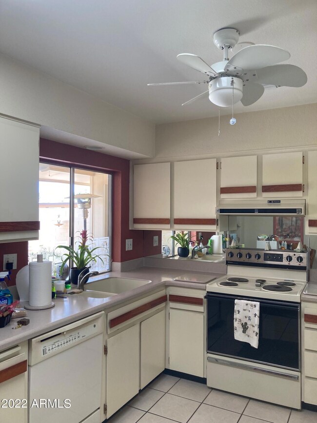 11112 W Emerald Dr, Sun City, AZ 85351 - photo 4