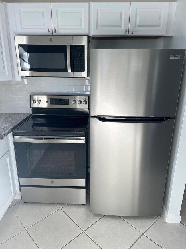 162 Camden G, West Palm Beach, FL 33417 - photo 2