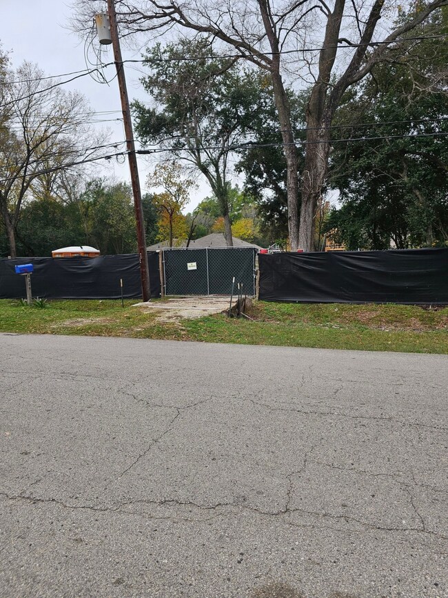 8313 Venus St, Houston, TX 77088 - photo 5