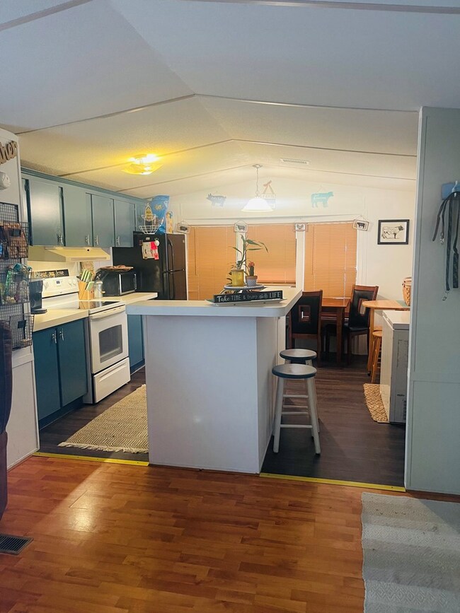 1007 NE 2nd St, Carrabelle, FL 32322 - photo 4