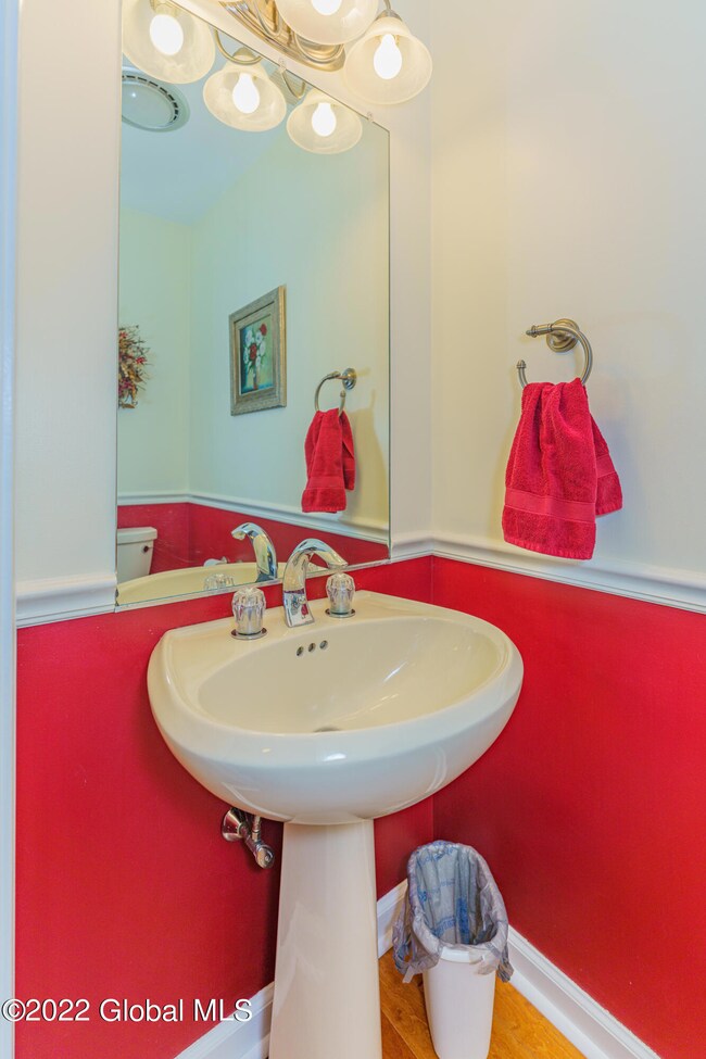 7102 Suzanne Ln, Schenectady, NY 12303 - photo 4