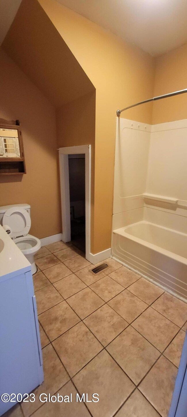 1058 Regent St, Schenectady, NY 12309 - photo 4