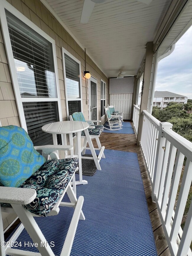 6    Q303 Deck off LR overlooking the so