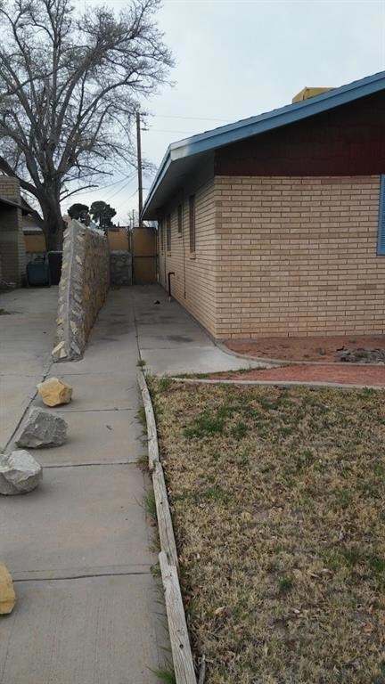 PAVED SIDEYARD TO FRONT CURB