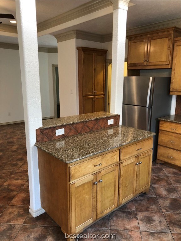 Kitchen with granite countertops, backsplash, 5 bu