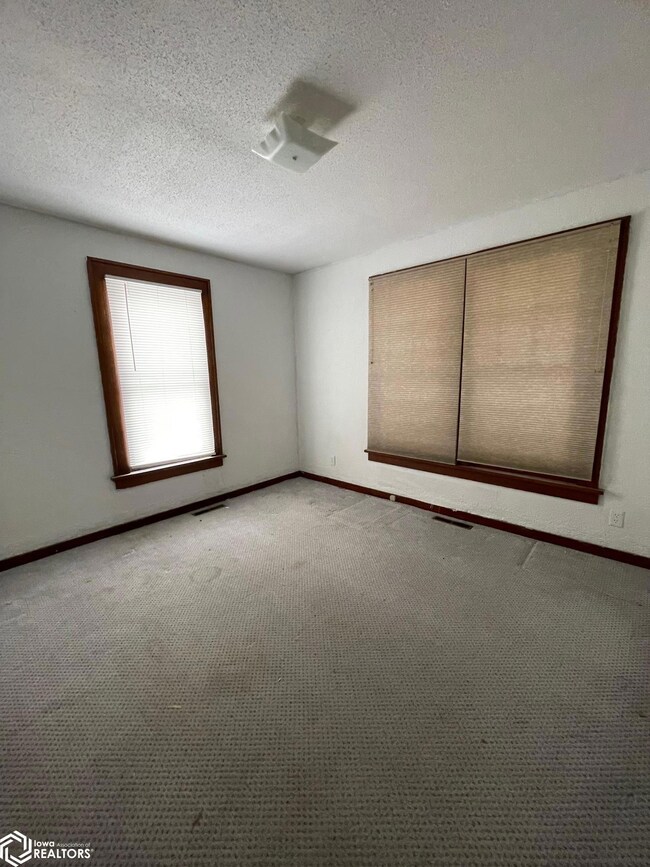 406 4th St, Deep River, IA 52222 - photo 5