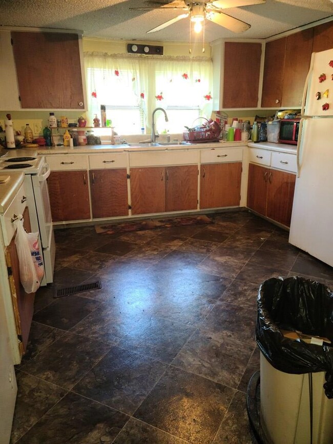 Lots of Cabinets!