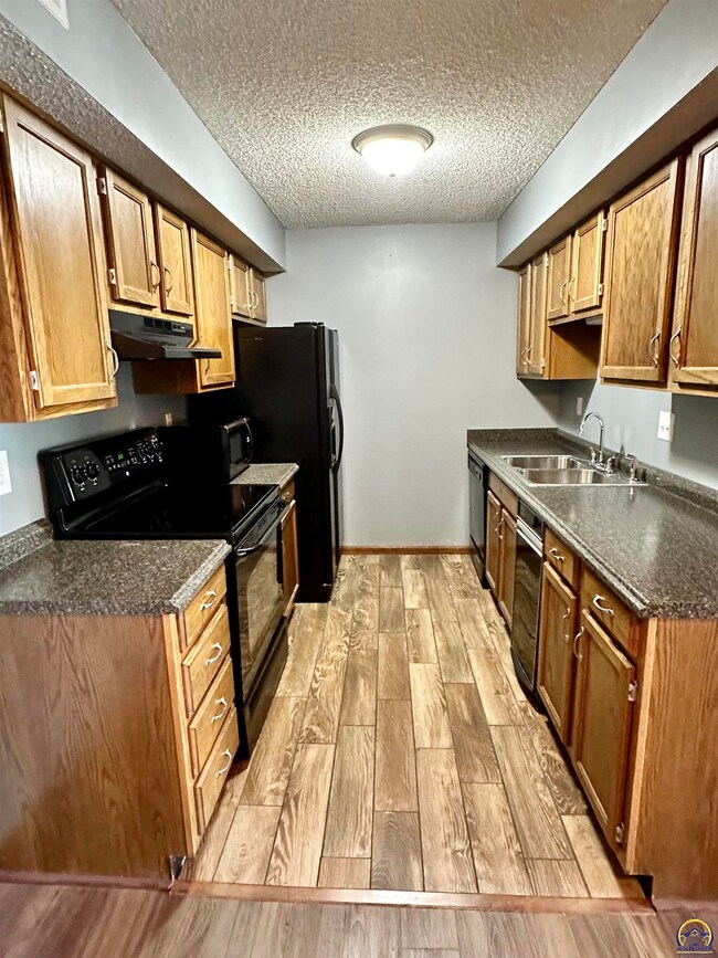 5641 SW Foxcroft Cir S unit 204, Topeka, KS 66614 - photo 3