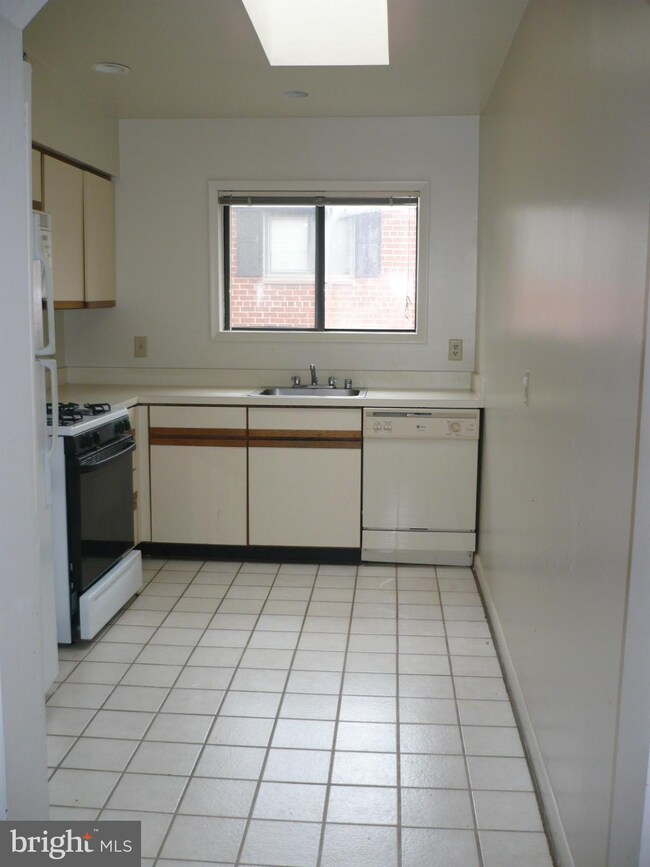 236 W Taylor Run Pkwy unit 9, Alexandria, VA 22314 - photo 3
