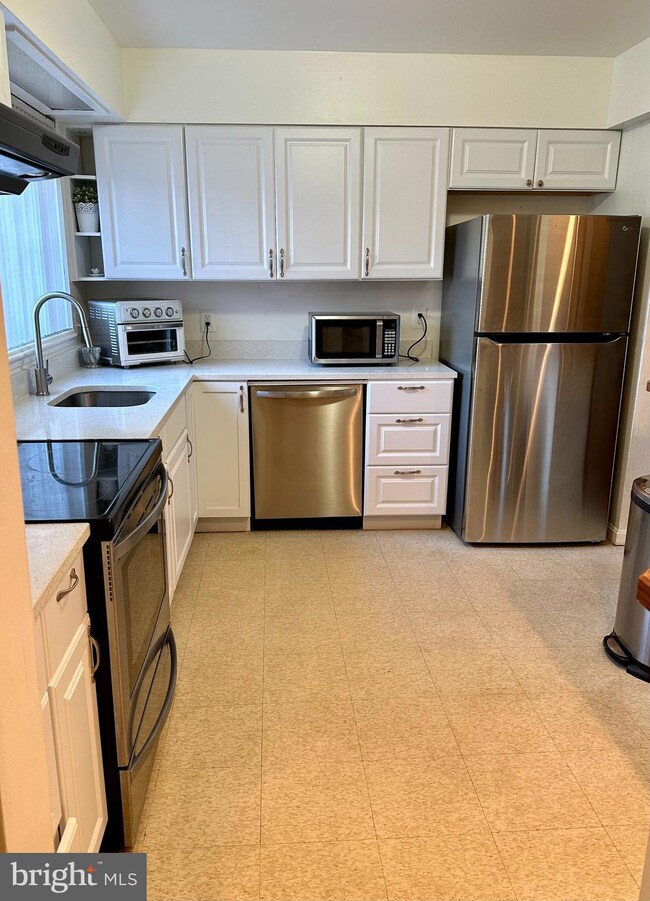 14471 Saint Germain Dr, Centreville, VA 20121 - photo 4