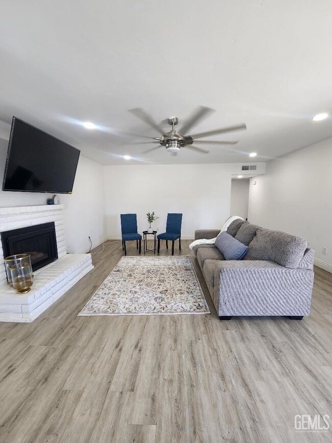 5812 Appletree Ln, Bakersfield, CA 93309 - photo 7