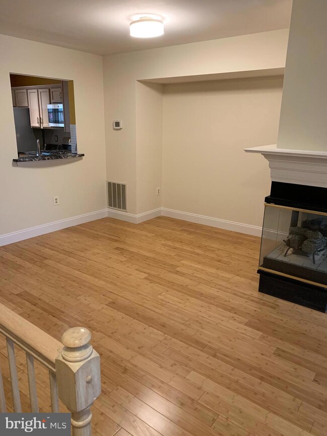 13124 Plotner Farm Rd, Herndon, VA 20171 - photo 5