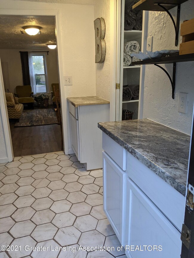 1216 N Martin Luther King Junior Blvd, Lansing, MI 48915 - photo 4