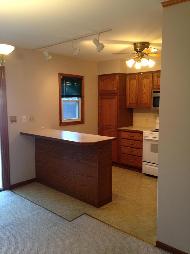 657 Simbury St unit 8, Columbus, OH 43228 - photo 3