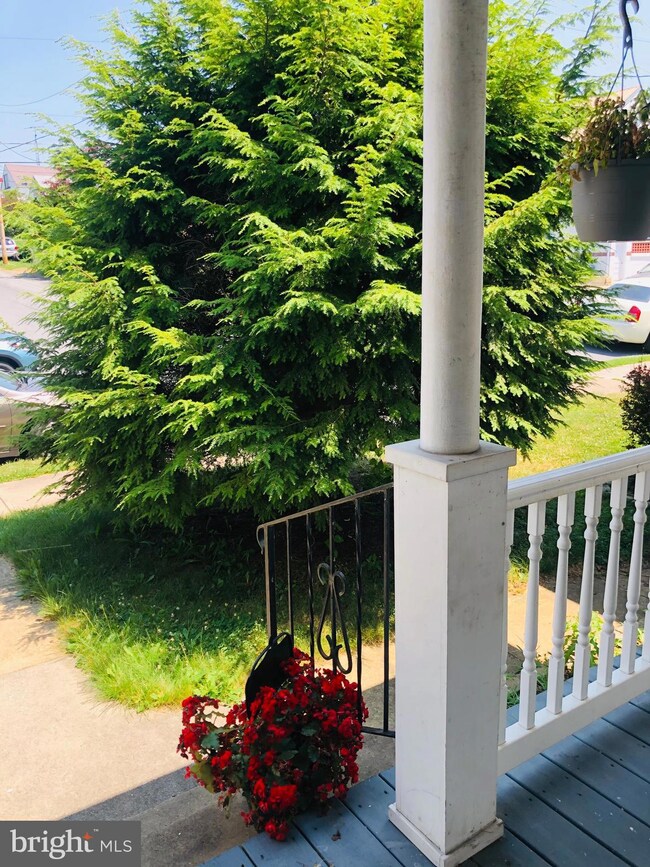 404 W Queen St, Chambersburg, PA 17201 - photo 2