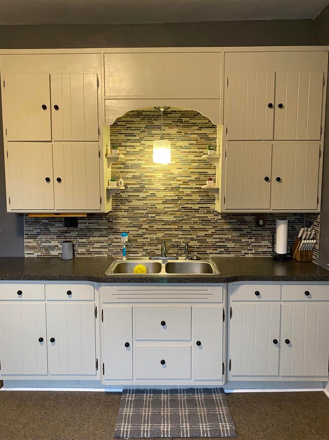 517 W Compromise St, Berne, IN 46711 - photo 2