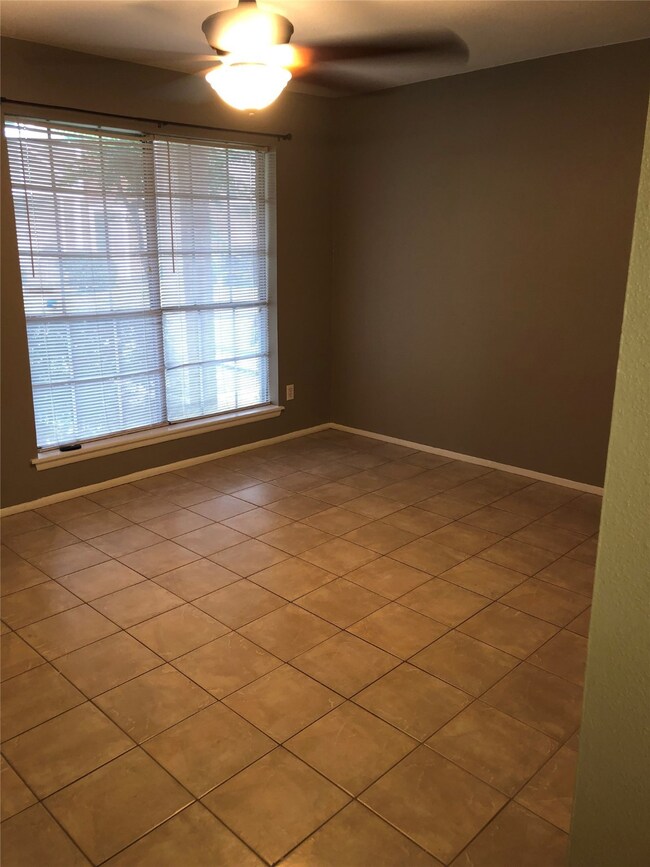 HERE'S ANOTHER VIEW OF THE LIVING ROOM